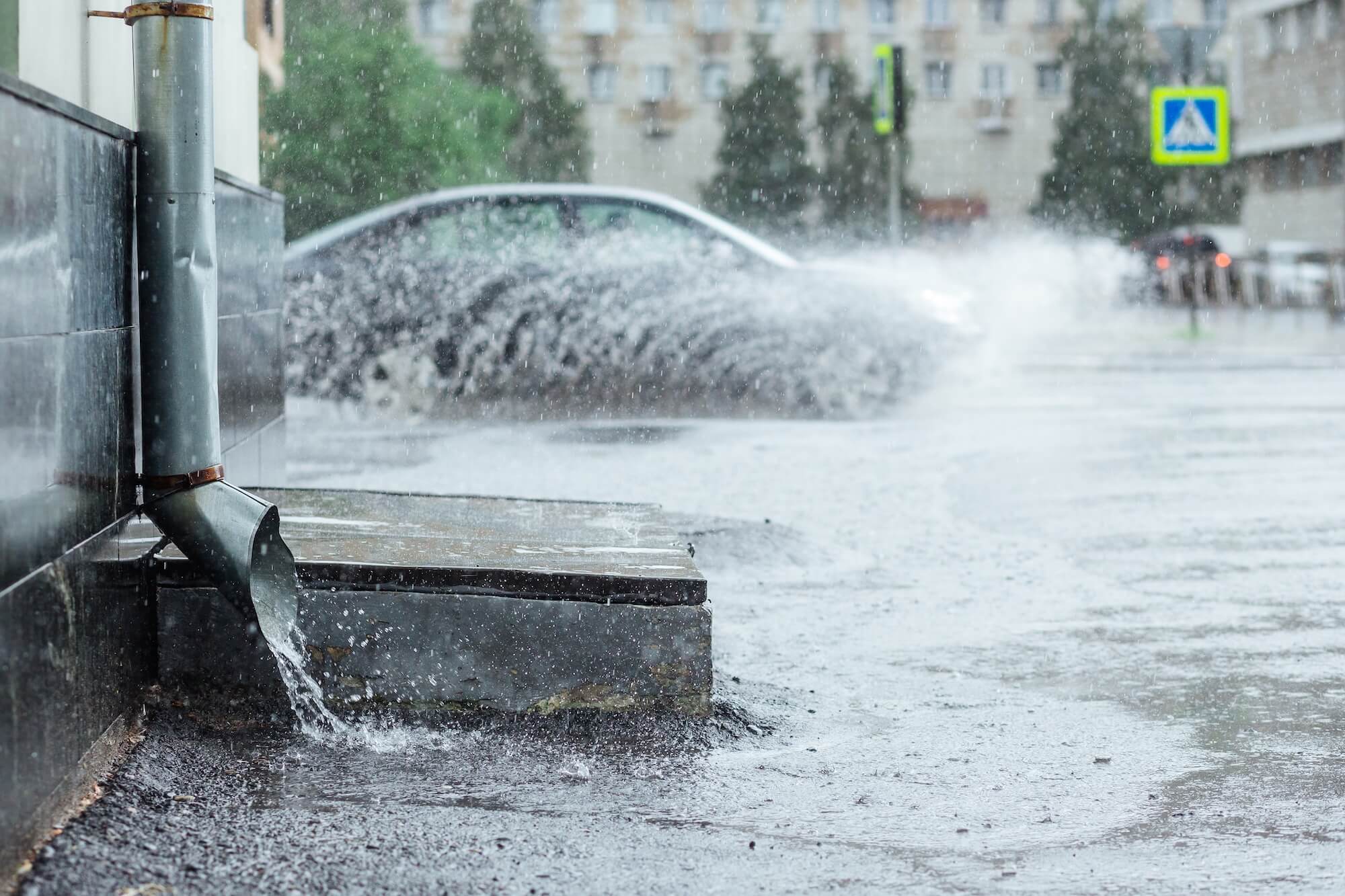 Starkregen in Dresden, Wasser läuft über