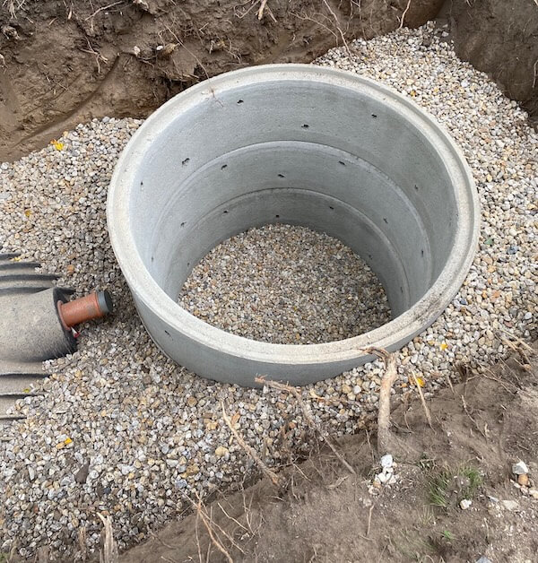 Abbildung einer Zisterne in Kieselsteinen